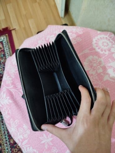 balaca qadın pul kisəsi: Qara rəngli uniseks pulqabı/klatç - Material: teksturalı süni dəri — 3