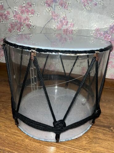 Gitaralar: Nagara 33-lük şüşə nağara normal vəziyyətdədi. Profesional nağaradı — 3