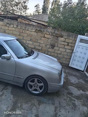 2000 bmw 320i: Mercedes-Benz E-Class: 2 l | 2000 il Sedan — 3