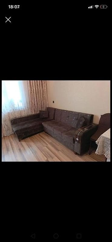 Künc divanı boyuk bazali – parça üzlü, tünd qəhvəyi rəngdə. L‑şəkilli