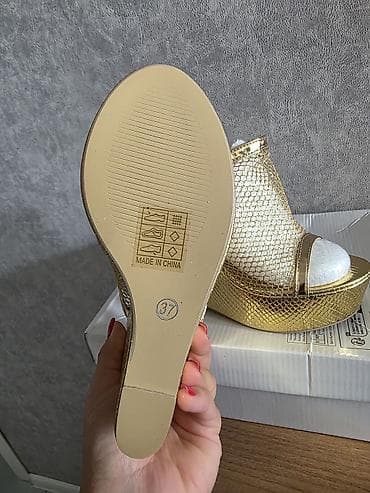 ayaggabı: Qızılı platforma tərzində qadın sandaleti - Model: Açıq burunlu, mual — 3