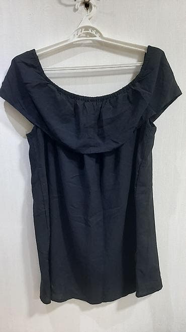 kostum: Qara rəngli, çiyinlərdən açıq (off-shoulder) qadın bluz/köynək — 2