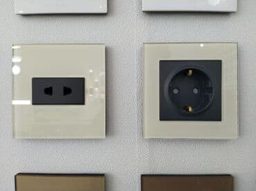 Şüşə çərçivəli, qara rəngli elektrik rozetkaları. Yaşayış və ya iş