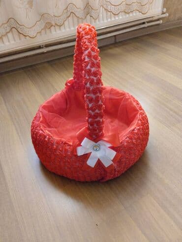 Nişan xonçası. Kiçik qızılgüllər ilə bəzədilib. Əla vəziyyətdədir. 1