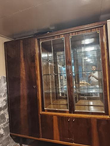 uzunuska guzgu: Vitrinli şkaf – ağac və şüşə kombinasiyası - Material: təbii ağac — 1