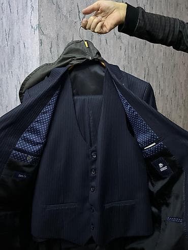 kostumlar: 48 razmerdi.Tund goy reng.200 azn alinib.cemi 1 defe geyinilib.90 azn — 2