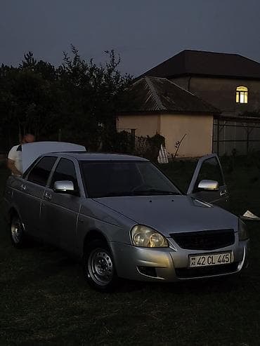 Satılır: Gümüş rəngli sedan - Korpus: 4 qapılı sedan, gümüş rəng -