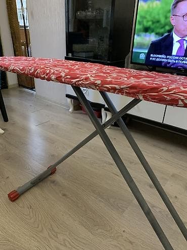 Dəmir taxtası - Geniş və uzun ütüləmə səthi: qırmızı-ağ naxışlı qalın