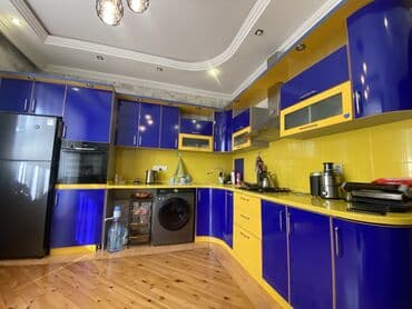 Mətbəx mebeli dəsti – parlaq sarı və lacivərd rəng kombinasiyası -