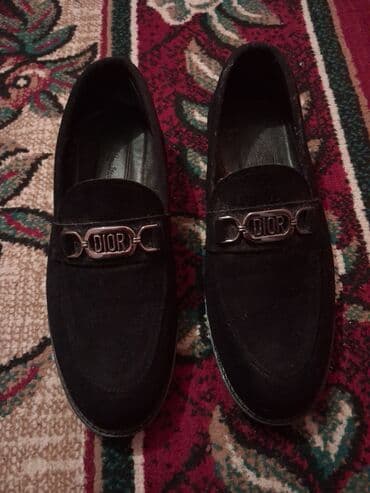 piton dərisindən ayaqqabılar: Klassik kişi loaferləri – qara rəngdə, zərif dizayn. Üst hissə süet — 1