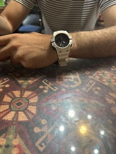 Casio G-Shock GA-B001 seriyalı qol saatı. Ağ korpus və qayışa, qara