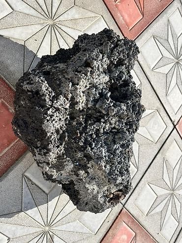 akvarium aksesuarları: Akvarum ün uyğun Təbii poroz quruluşlu daş parçası (vulkanik/şlak — 1