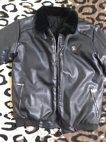 Qara rəngdə kişi dərisi görünümlü qış gödəkçəsi - Model