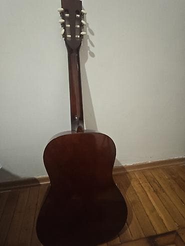 Klassik gitara - Korpus: tamölçülü klassik korpus, tünd qəhvəyi