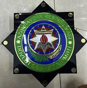 Akril və metal kompozitdən hazırlanmış dekorativ nişan lövhələri və