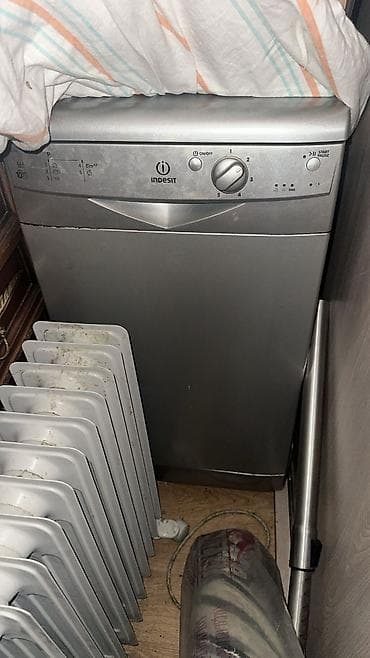 Qabyuyan maşın Indesit, Tam qabaritli (60 sm.), Ayrıca dayanan