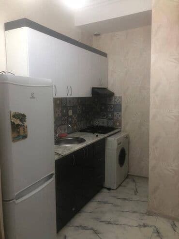 1 otaqlı kohnə tikili: Razində 60 kv sahəsi olan 2 otaqlı mənzil kirayə verilir.Binada qaz — 8