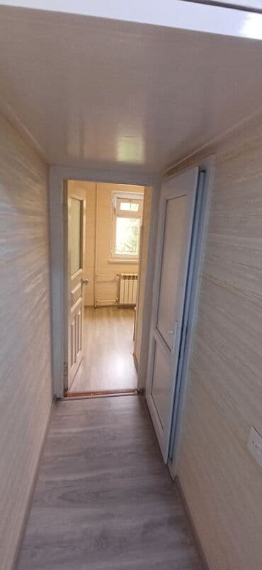 Mənzilin təsviri - Plan: geniş zal, ayrıca yataq otağı, dəhliz və