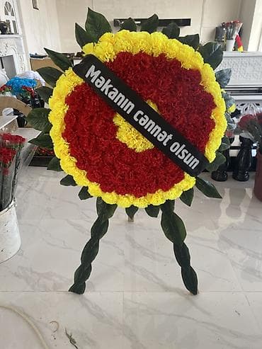 8 mart tortlari instagram: Qırmızı-sarı rəng çalarlarında yas mərasimləri üçün gül dəfnəyisi — 1