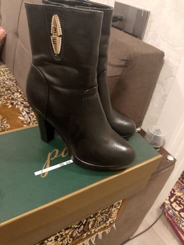 Çəkmələr: Qadın botları – qara rəng, nazik uclu dizaynlı, orta hündürlüklü — 2