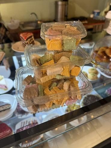 Rəngarəng dondurulmuş meyvə quruları– plastik qutularda - Tərkibi