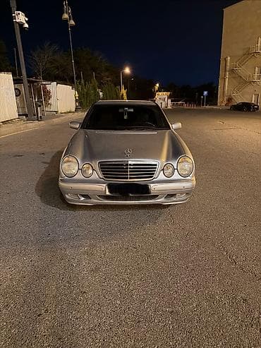 Mercedes-Benz E-Class: 2.2 l | 2000 il Sedan — 4