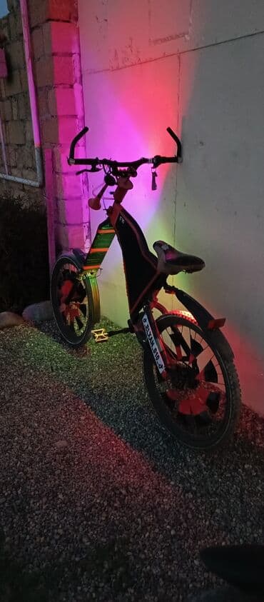 masin ucun velosiped tutacagi: Fərqli dizayna və qırmızı vurğulara malik tək sürətli velosiped. Qara — 1