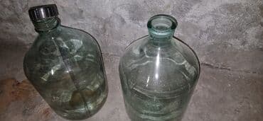 Quruducular: Şüşə damacanalar – 2 ədəd - Həcm: təxminən 18–20 litr (iri ölçülü — 3