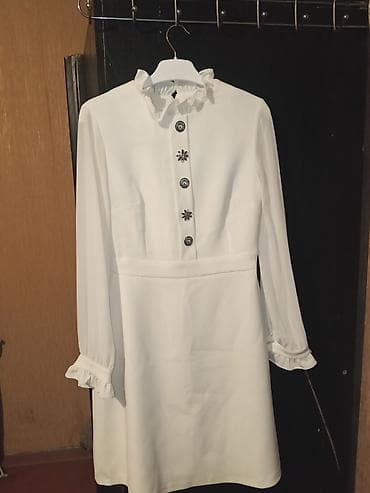 Ağ rəngli zərif qadın paltarı - Model: mini/orta uzunluqlu, A-kəsim — 4