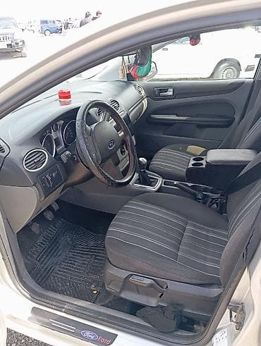 san disk: Ford Focus Wagon – gümüşü rəng, universał kuzov Xüsusiyyətlər: - — 7