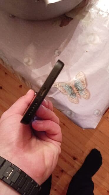 Tavalar: Smartfon - Ön hissə: tam ekranlı panel, ekranın yuxarı mərkəzində ön — 4