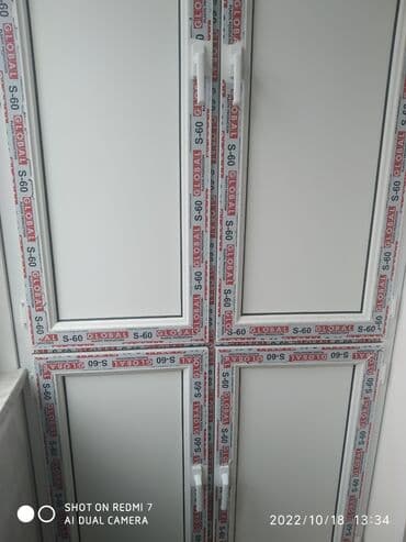 вешалка в прихожую с полкой: Balkon üçün plastik şkafların yığılması və quraşdırılması Ağ rəngdə 90 — 10