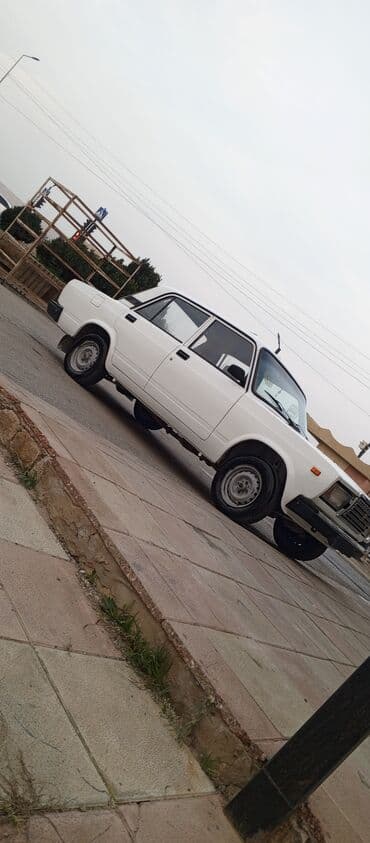 chevrolet niva 2019: LADA 2107, ağ rəngli sedan Xüsusiyyətlər: - Kuzov: 4 qapılı sedan, ağ — 2