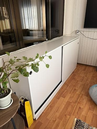 balka: Ağ rəngli sürgülü qapılı şkaf - Minimalist dizayn, balkon, dəhliz və — 3