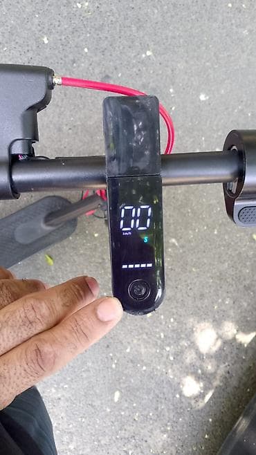 Elektrik skuter - Rəqəmsal LED displey: sürət (km/saat), batareya