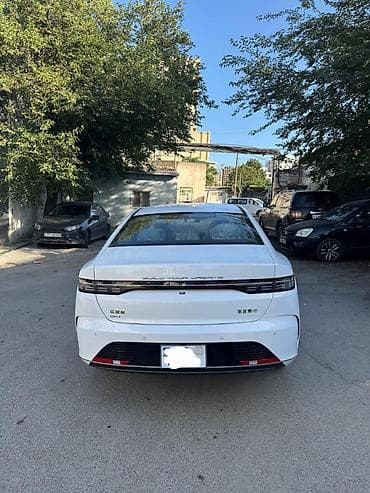 BYD Qin Plus DM-i (plug-in hibrid) sedan - Rəng: ağ - Kuzov: sedan