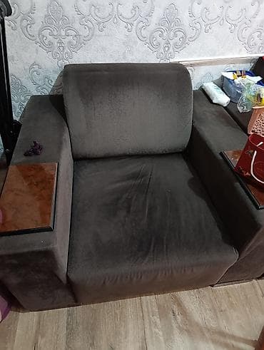 Kreslolar: Mebel: Yumşaq kreslo Təsvir: - Rəng: tünd qəhvəyi - Material: yumşaq — 1