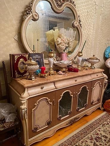 salon şkafi: Klassik üslubda zövqlə işlənmiş qonaq otağı mebel dəsti. Dəst — 3