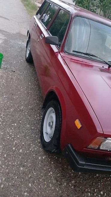 ucuz motor: VAZ 2104, qırmızı rəng, universal kuzov. Xüsusiyyətlər: - Arxa — 8