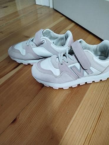 ayaggabı: Uşaq idman ayaqqabısı yaxşı vəziyyətdədir.33 razmer.unvan Razin - — 4