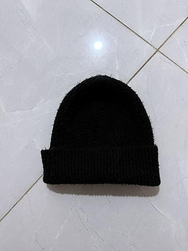 i̇pli papaqlar, papaqlar: Qara trikotaj papaq (beanie) - Rəng: tam qara - Dizayn: sadə, minimal — 1
