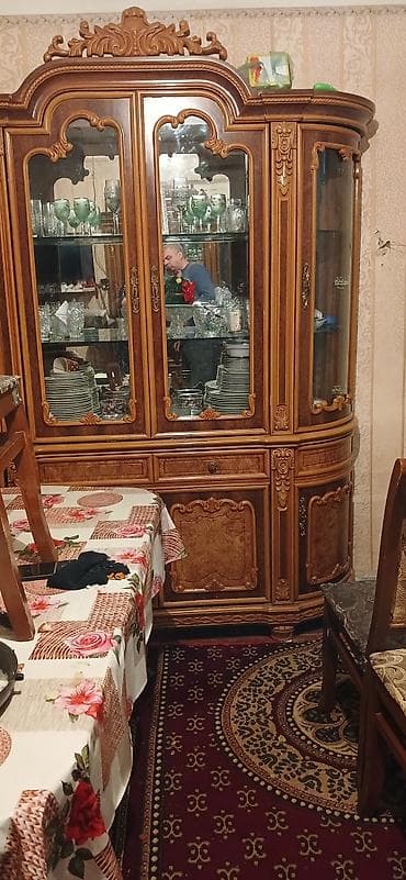 Şüşəli dolab vitrini