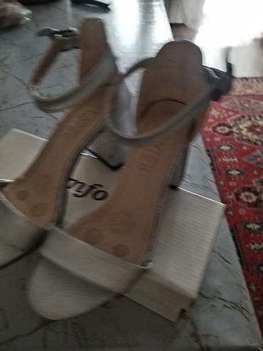 Basanoşka və səndəllər: Gümüşü rəngdə qadın sandal. - Model: açıq burun, ön hissədə enli — 2