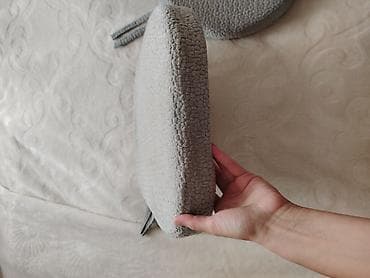 sufre dekoru: Cəmi 5 ədəd stul yastığı. 2 kvadrat formada, 3 u isə yumru. Qiymət — 2