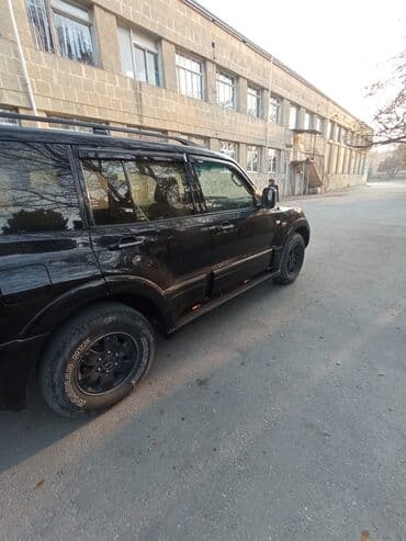 almaniya maşın satışı: Mitsubishi Pajero (4x4) – qara rəngdə, tam ölçülü SUV Xüsusiyyətlər — 4