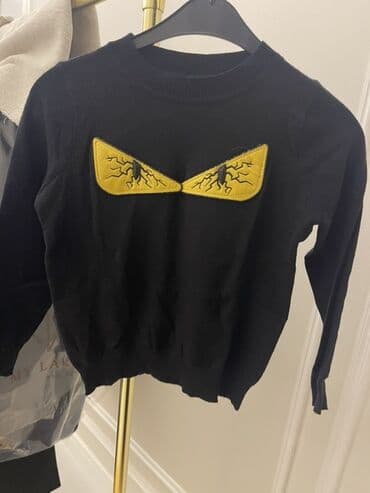 Uşaq sviteri – qara rəngdə, ön hissədə sarı “göz” aplikasiyası ilə lalafo.az -da Uşaq sviteri – qara rəngdə, ön hissədə sarı “göz” aplikasiyası ilə