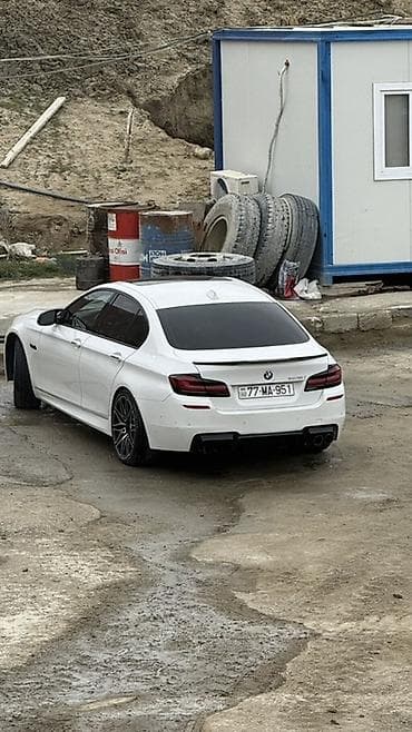 disk teker mercedes: BMW 5 Series F10 sedan – ağ rəng, M paket üslubunda xarici görünüş — 2