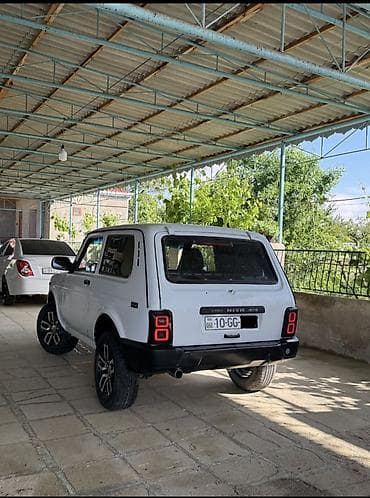 LADA Niva 4x4, ağ rəngli, 3 qapılı off-road SUV. Xüsusiyyətlər və