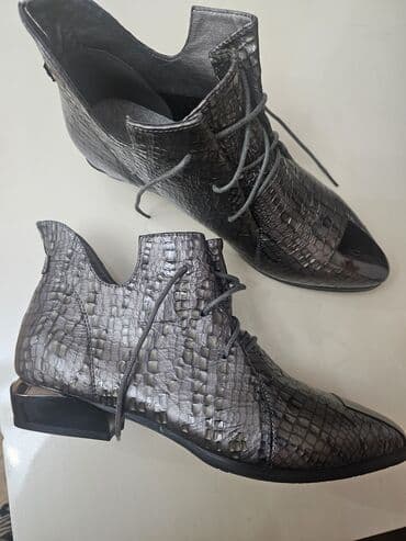 Mərmər effektli PVC panellər: Qadın ayaqqabısı – bağlamalı, qısa ətəkli bot tipli model - Rəng — 1