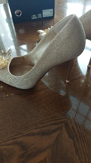 Qızılı parıltılı qadın tuflisi — stiletto - Rəng: şampan/qızılı lalafo.az -da Qızılı parıltılı qadın tuflisi — stiletto - Rəng: şampan/qızılı